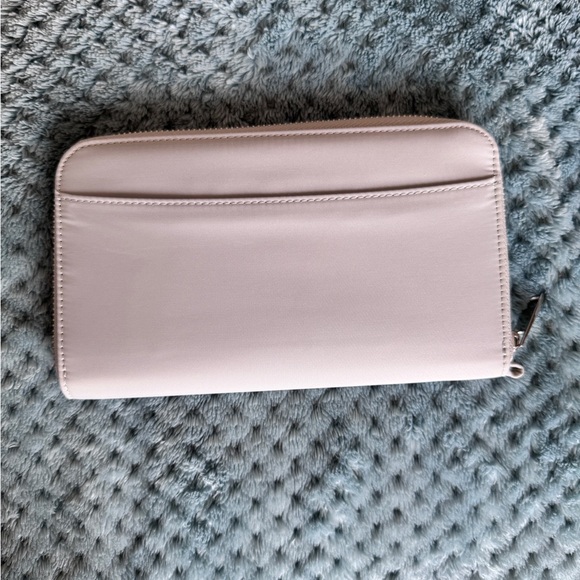 Stylish & Functional Travel Wallet / Wristlet - Picture 2 of 10